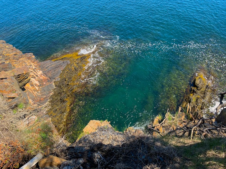 Bird's eye view of the cliffs and ocean below the trail. 