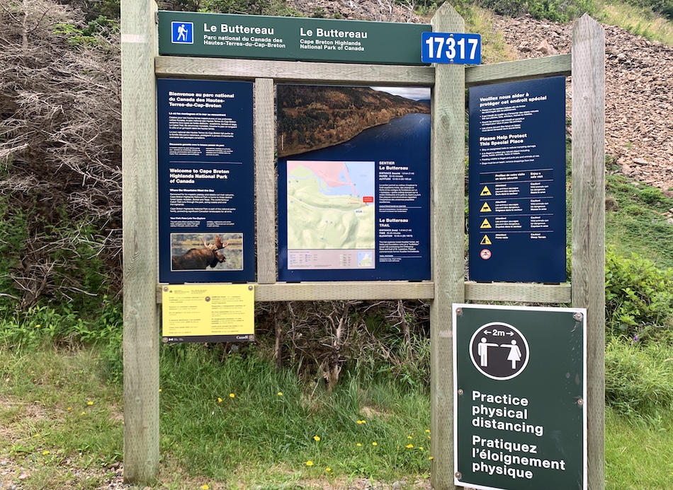 Information sign and trail map at the trailhead of Le Chemin Du Buttereau trail. 
