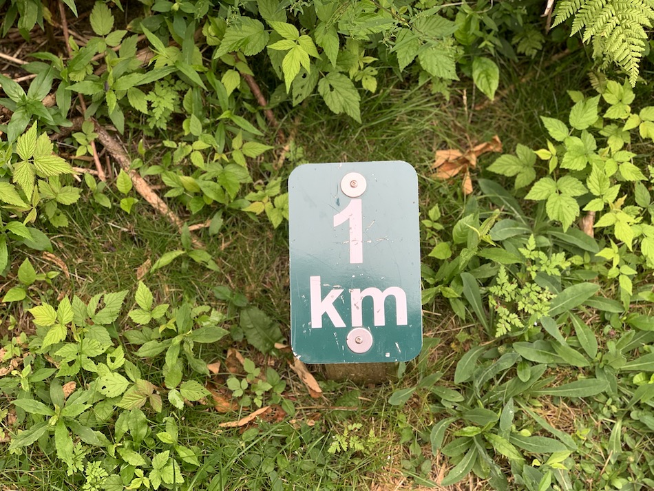 1 Kilometre trail marker along the Le Chemin Du Buttereau trail. 
