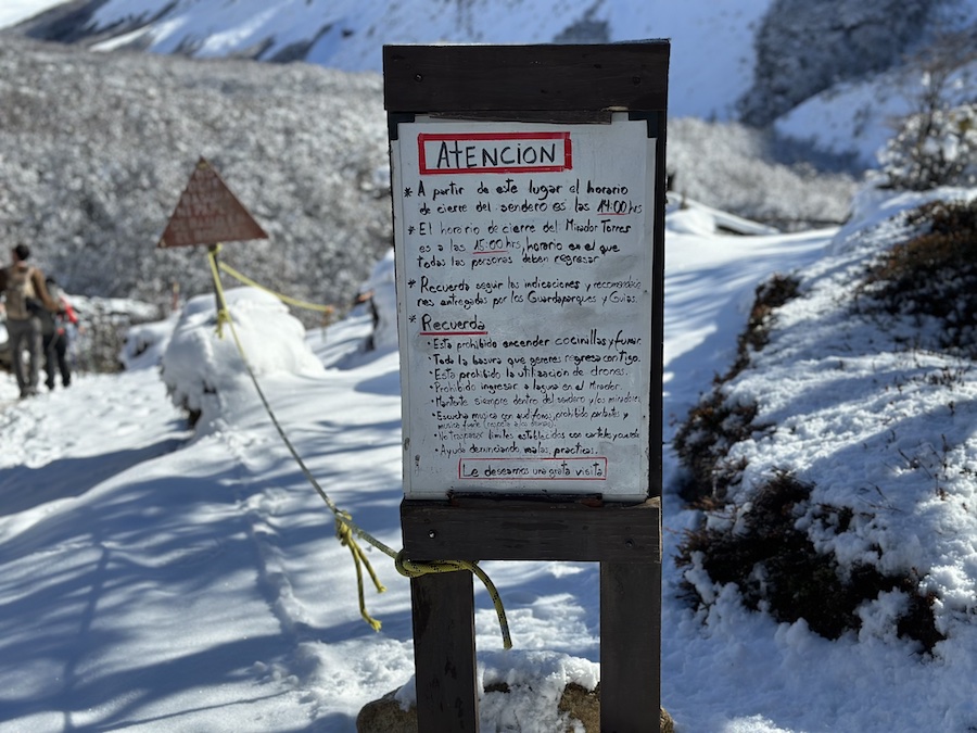Sign indicating the trail rules on the Mirador Las Torres hike. 